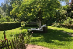 Een rustige tuin met veel terrassen
